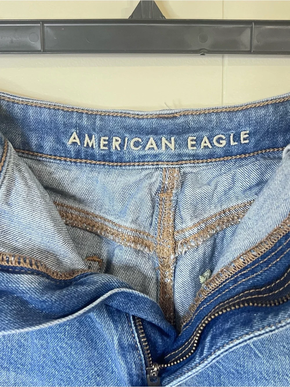 Womens American Eagle Blue Denim Mom Shorts Floral Embroidery Raw Hem Size 16